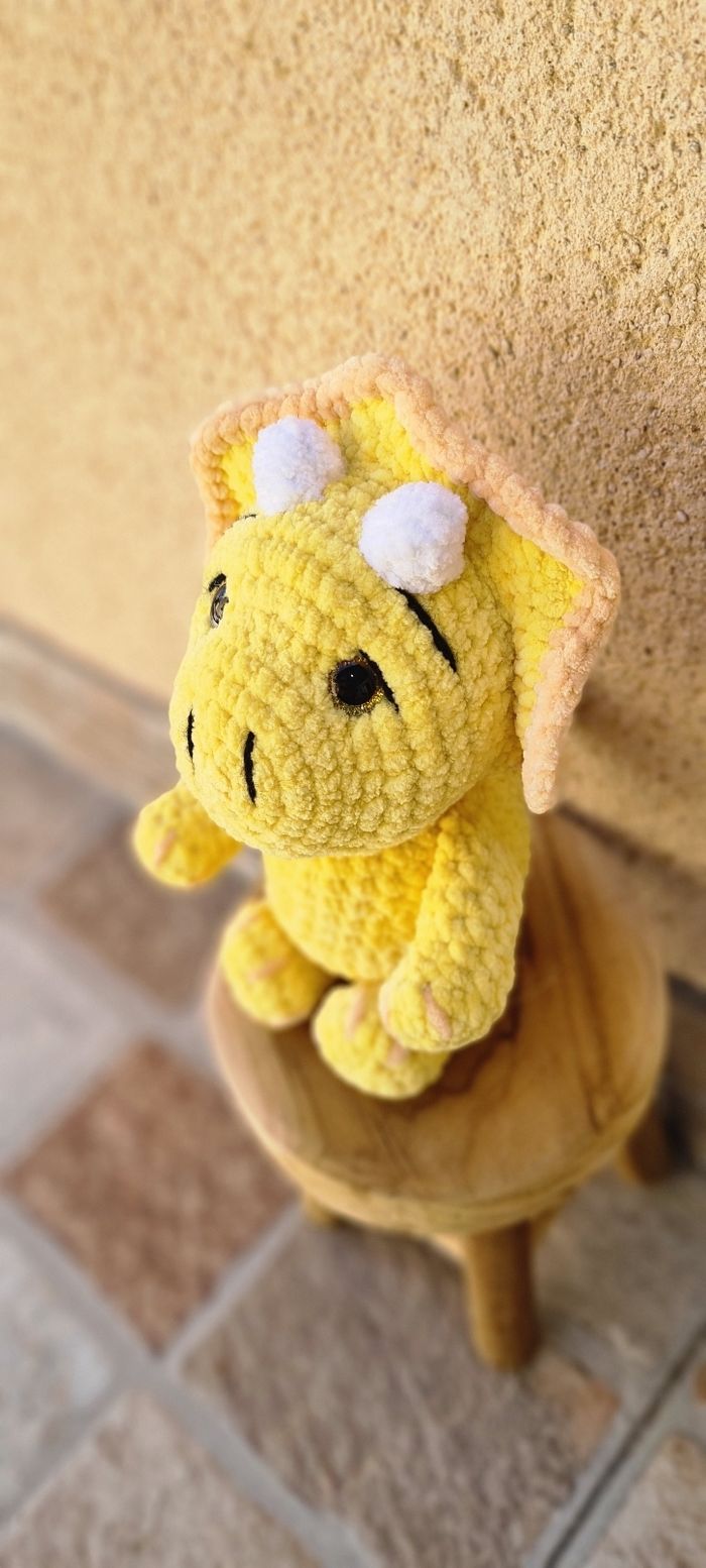 Bébé tricératops jaune 20cm - photo numéro 2