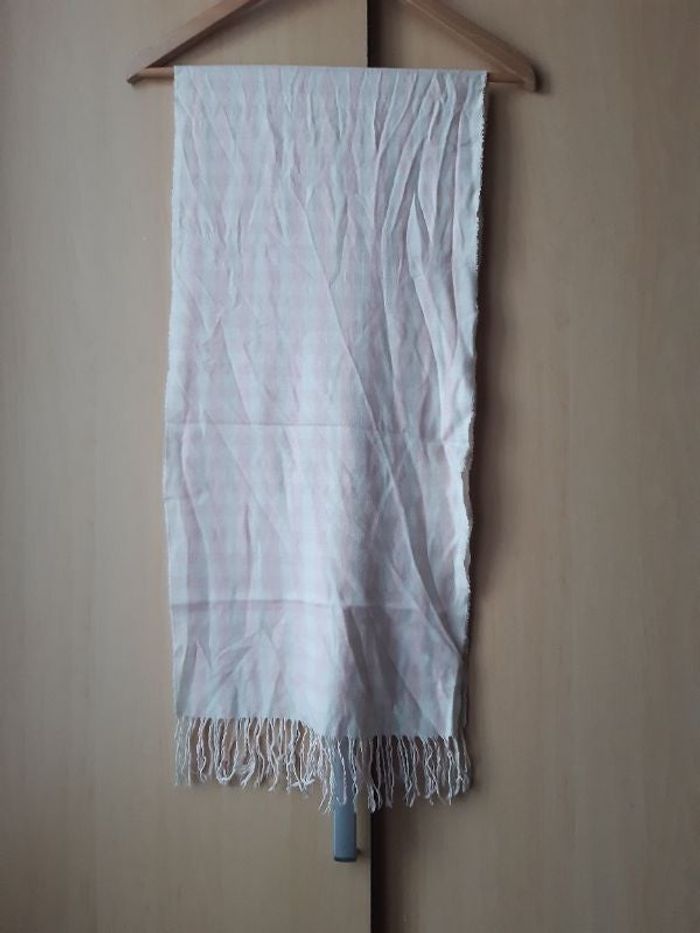 Écharpe rose clair à carreaux