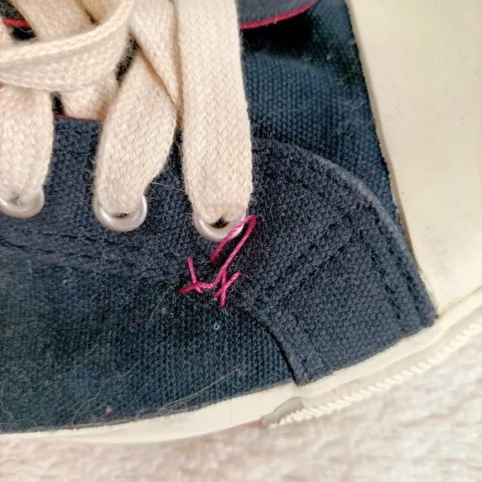 Basket brodée - 40 tennis avec broderie bleu marine et blanches - photo numéro 5