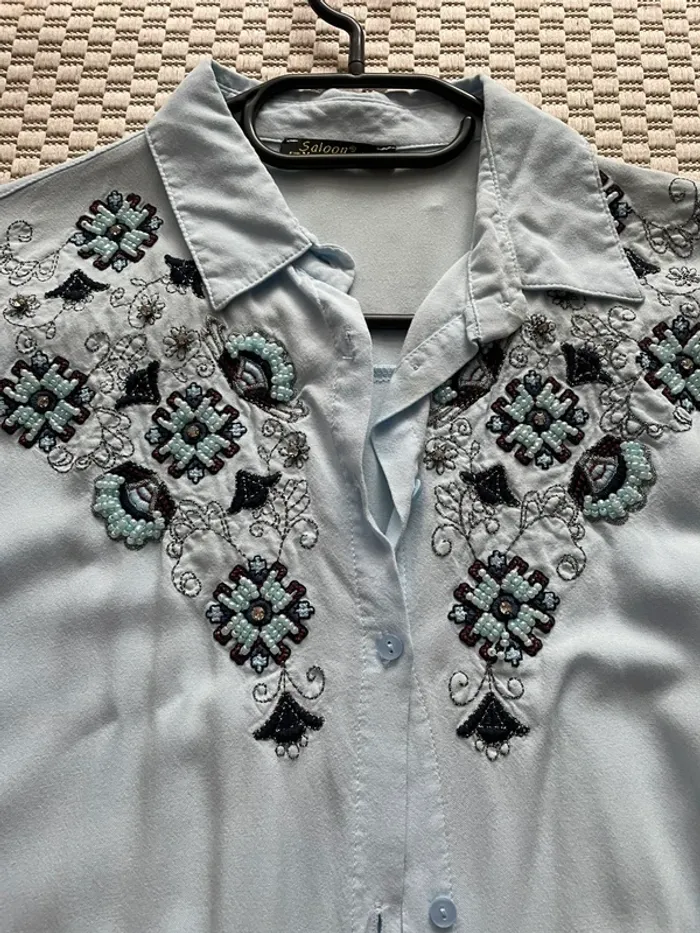 Chemise bleu et fleurs - photo numéro 2