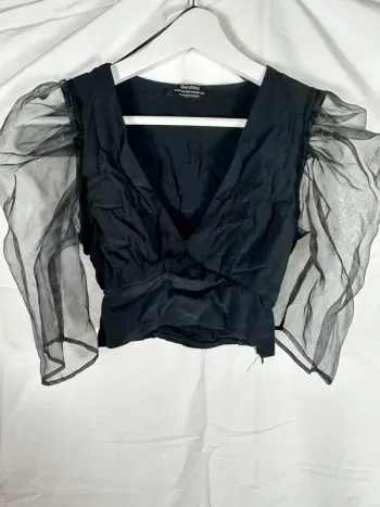 Haut noir Bershka – Chic & tendance avec manches bouffantes transparentes