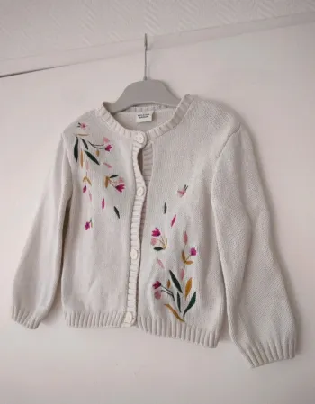(c) gilet blanc fleurs TAO 24m