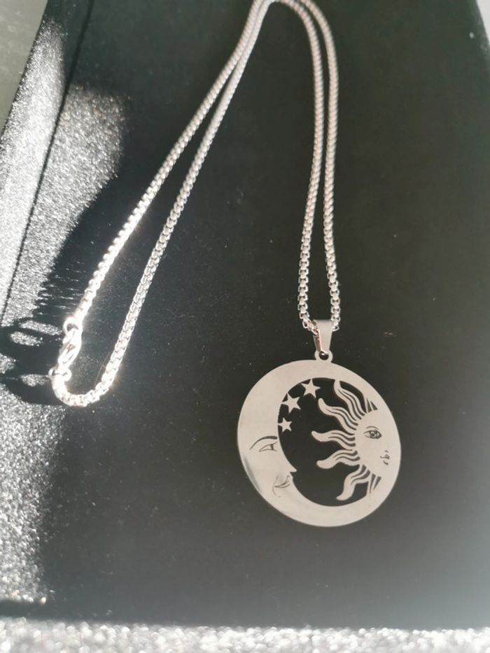Collier et pendentif soleil et lune
