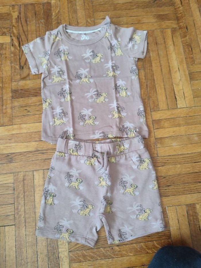 Ensemble le roi Lion taille 18 mois de chez C&A