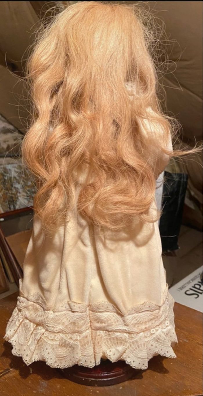 Poupée de collection en porcelaine de Coppelia - photo numéro 3