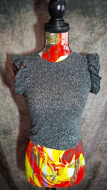 Top volants noir motif goutte romantique chic Terranova