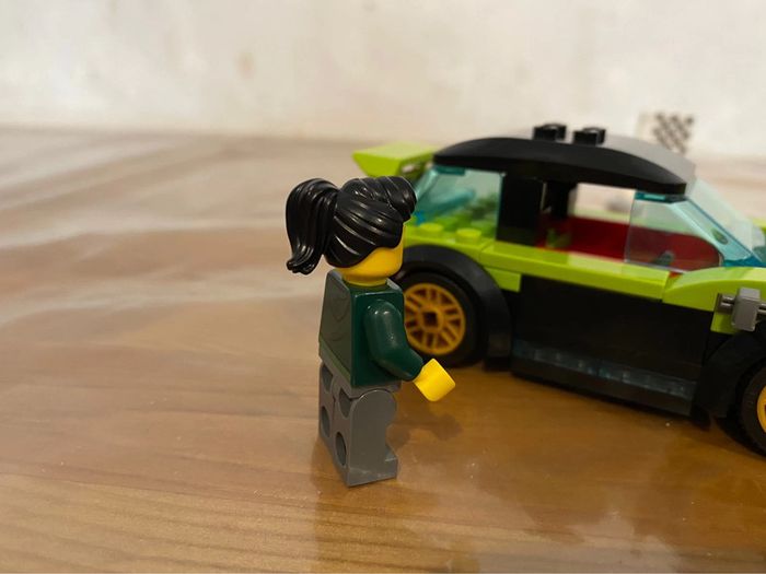 Voiture de course Lego couleur vert lime, noir et doré. Avec sa pilote - photo numéro 6