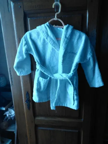 Peignoir à capuche brodé