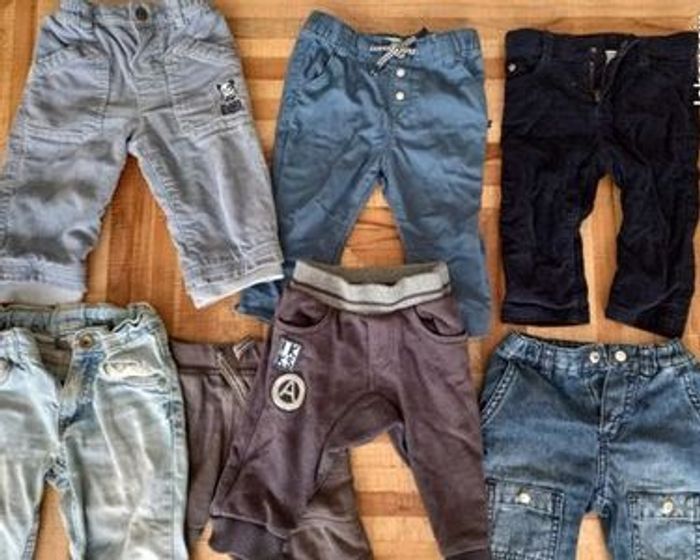 Un carton de vêtements pour garçon en taille 12 mois - photo numéro 3
