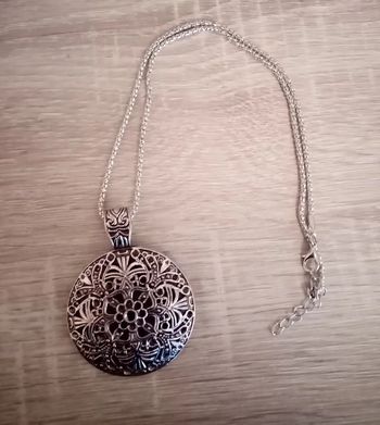Pendentif motif floral