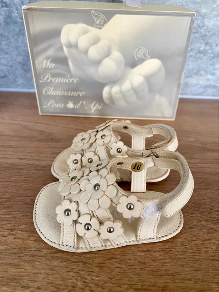 Première paire de chaussure pour bébé taille 16 - photo numéro 3