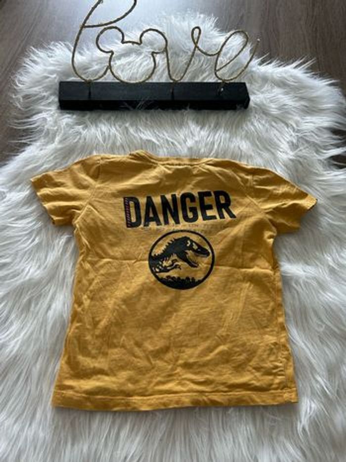 Très beau tee shirt 🥰 taille 6 ans jurassic world - photo numéro 3