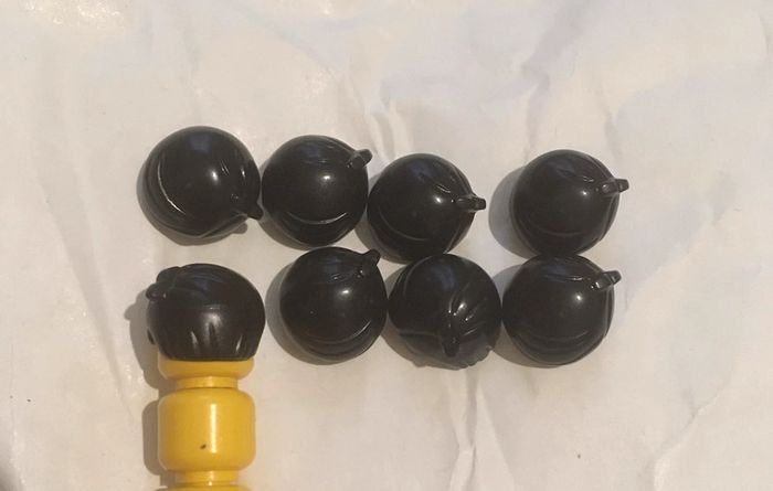 Lot de 4 perruques noires (cheveux) lego (uniquement les cheveux) - photo numéro 4