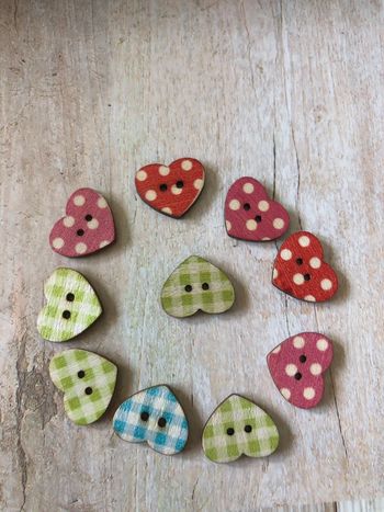 Lot de 10 boutons coeur vert rouge