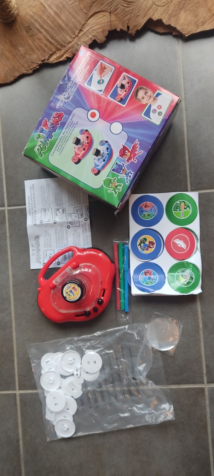 Machine pour fabriquer des badges Pyjamasks - photo numéro 2