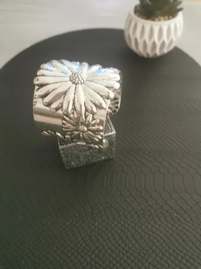 Bracelet femme manchette fleur argenté