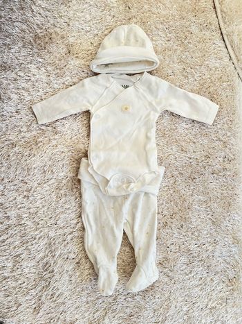 Ensemble body bonnet pantalon 1 mois