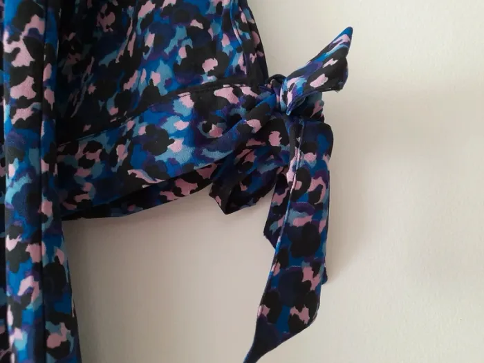 Robe forme évasée et joli décolleté neuve - photo numéro 3