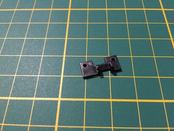 Support de la gâche du capot du moteur 99D N°99 Renault R8 Gordini 1/8 Eaglemoss collections #A67