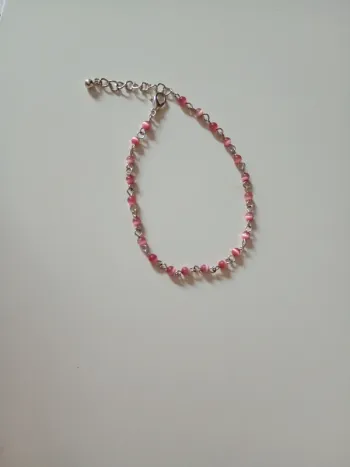 Chaîne de cheville argentée et boules roses irisées