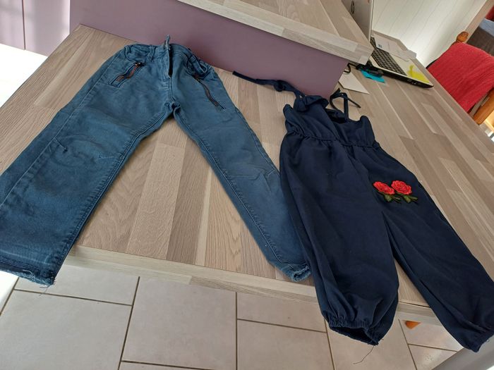 1 salopette et 3 jeans filles Taille 4 ans - photo numéro 3