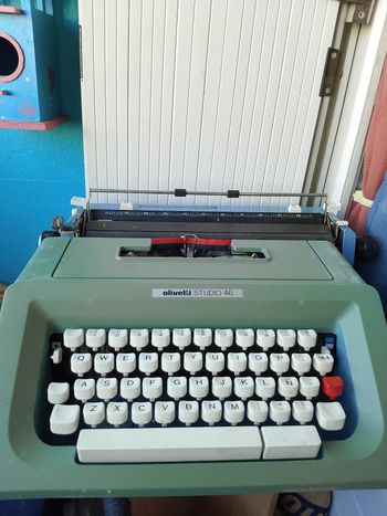 Ancienne machine à écrire Olivetti