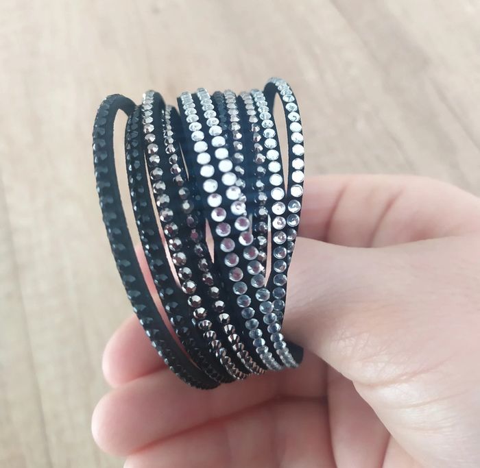 Bracelet en suédine  noir et strass