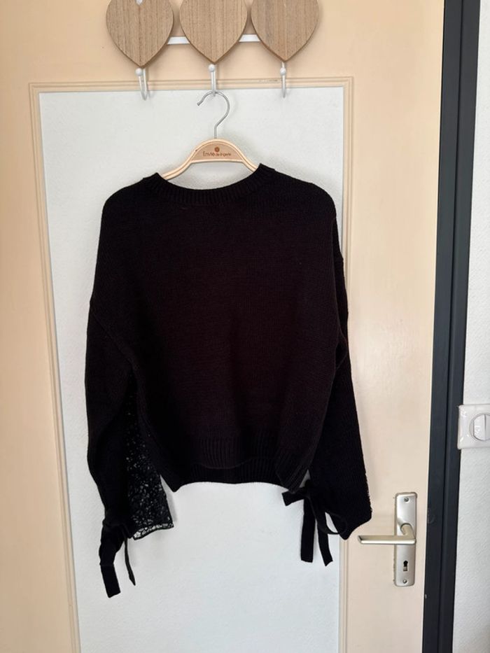 Pull noir à dentelle