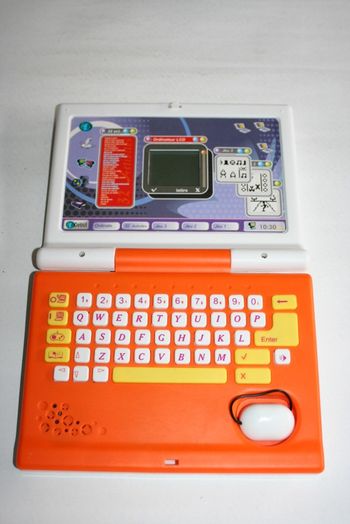 Ordinateur orange pour tout petit