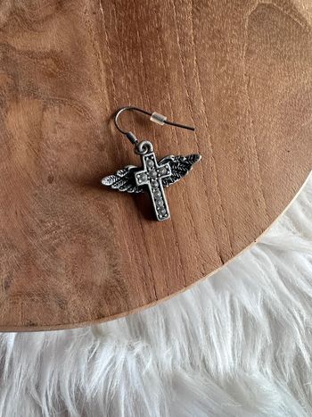 Boucle d’oreille croix ailée