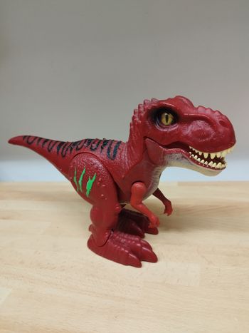 Dinosaure T-Rex électrique ROBO ALIVE - Effets sonores 
Marche tout seul et rugit avec des effets sonores réalistes.

Marque :  Zuru
Matière :  plastique
Dimensions : L 31 x Prof. 8 x H 20 cm.