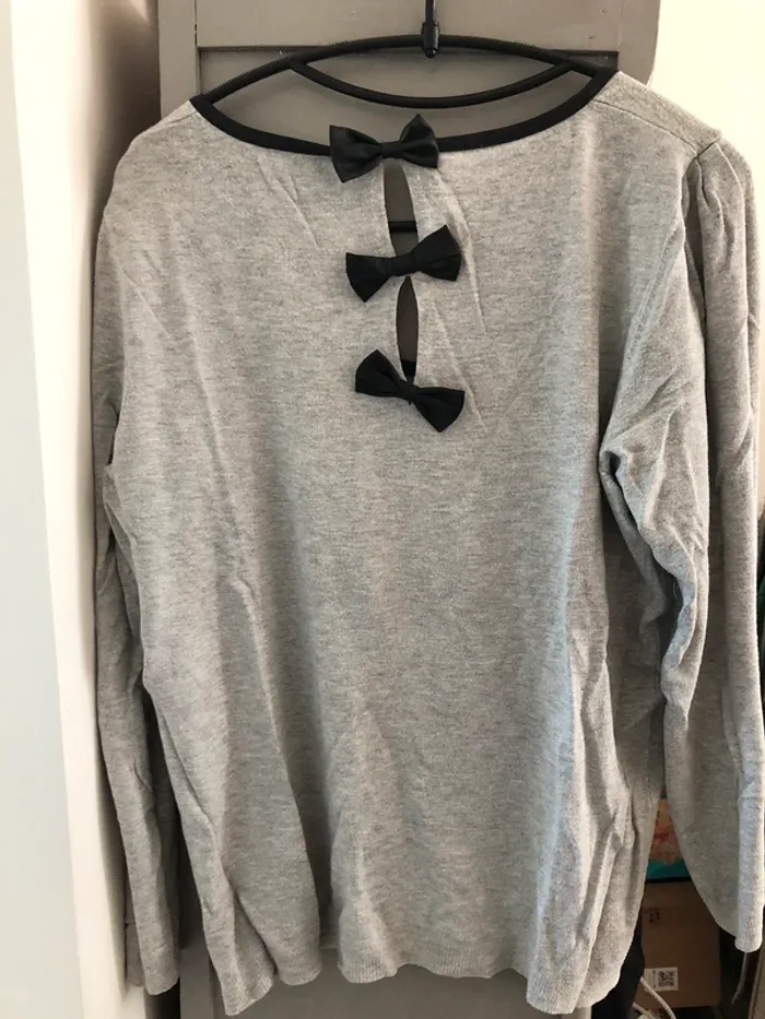 Pull gris avec noeuds - photo numéro 2