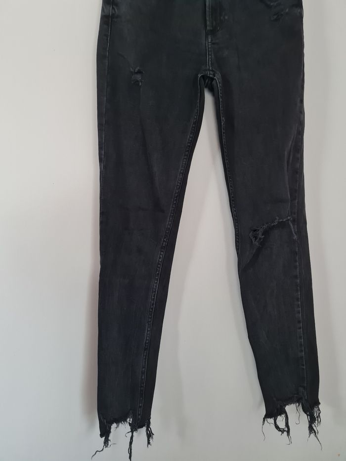 Jean noir déchiré - photo numéro 2
