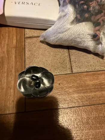 Broche grise avec stars @