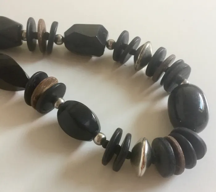 Collier court noir marron et argenté