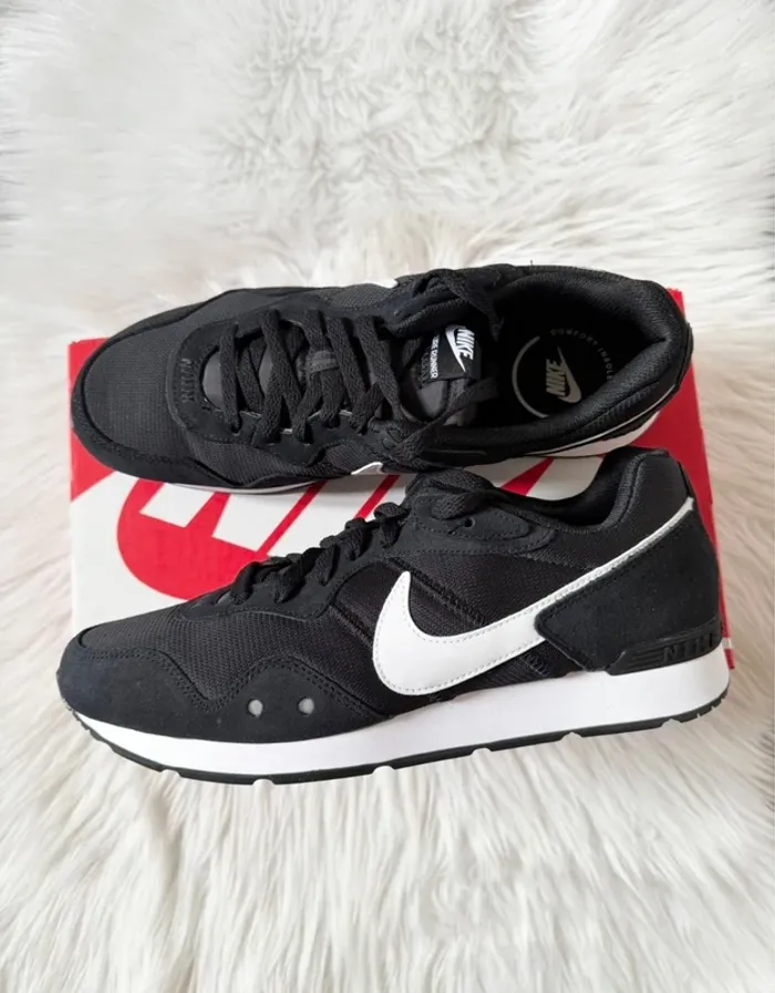 Nike Venture Runner – Taille 44,5 – noir/blanc – Neuf avec étiquette - photo numéro 6