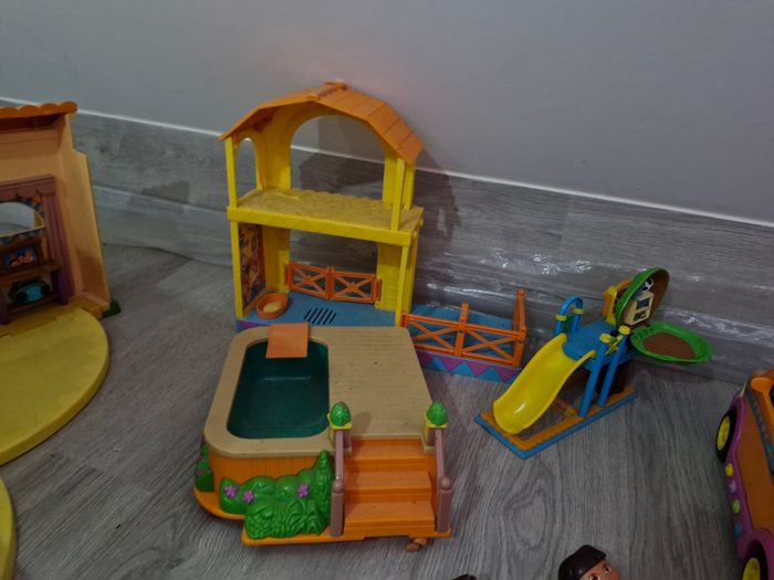 Maison dora + figurines+ piscine+ aire de jeux+van+ abri equestre - photo numéro 4