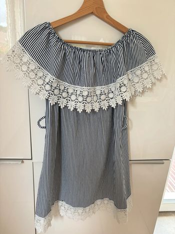 Robe rayée à dentelle taille 2