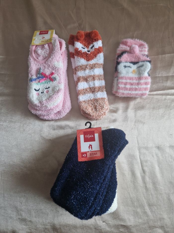 Lot de chaussettes + chaussons antidérapantsLot de chaussettes + chaussons antidérapants

Différentes tailles (indiqué sur les photos) :

 - chaussons antidérapants x2 - 36/40
 - chaussette renard - 31/34
 - chaussette pingouin - 36-38
 - 2 pair