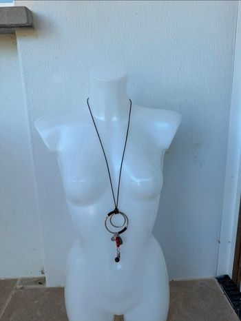 Collier long avec diverses décorations