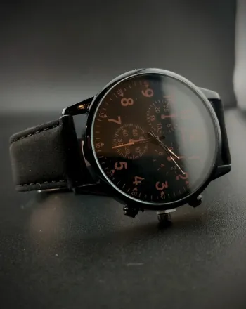 Montre noire et orange, légère style jazzy