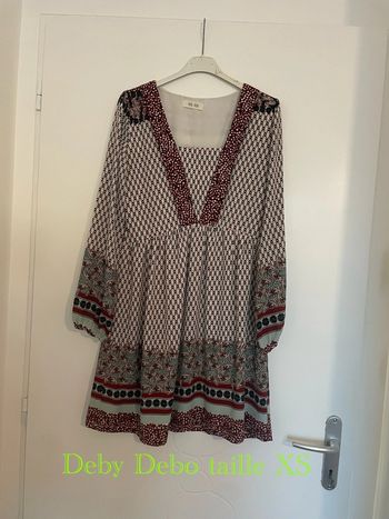 Robe à manches longues col V bas évasé bordeaux noir blanc bleu clair à motifs Deby Debo taille XS