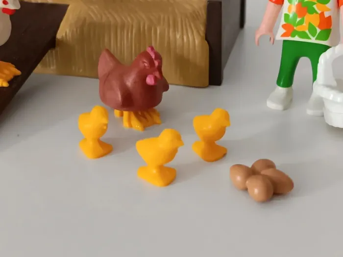 Fillette avec poules playmobil - photo numéro 3