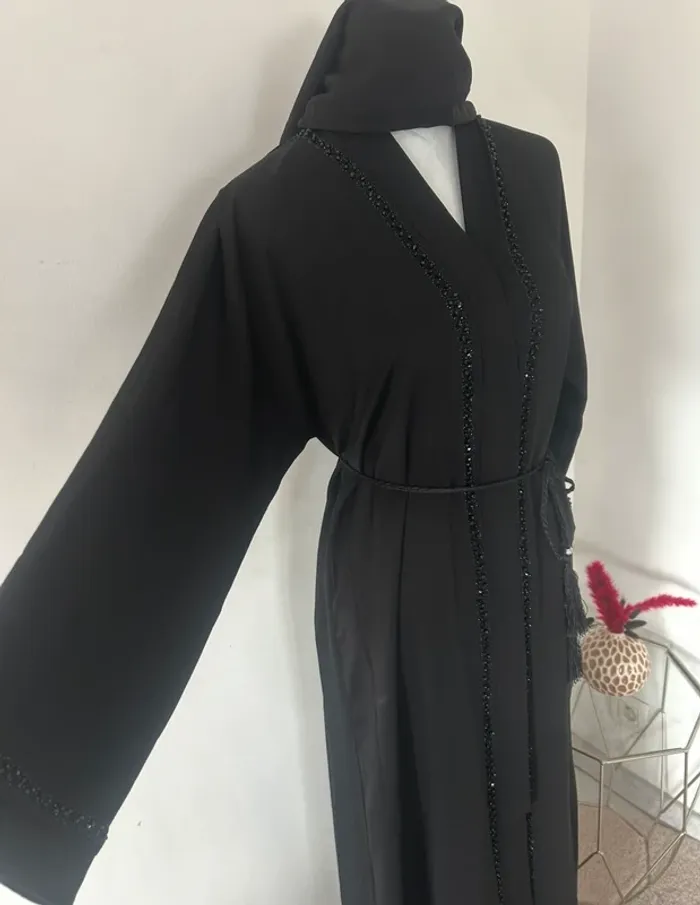 Sublime robe émiratie noire perlée neuve - photo numéro 3