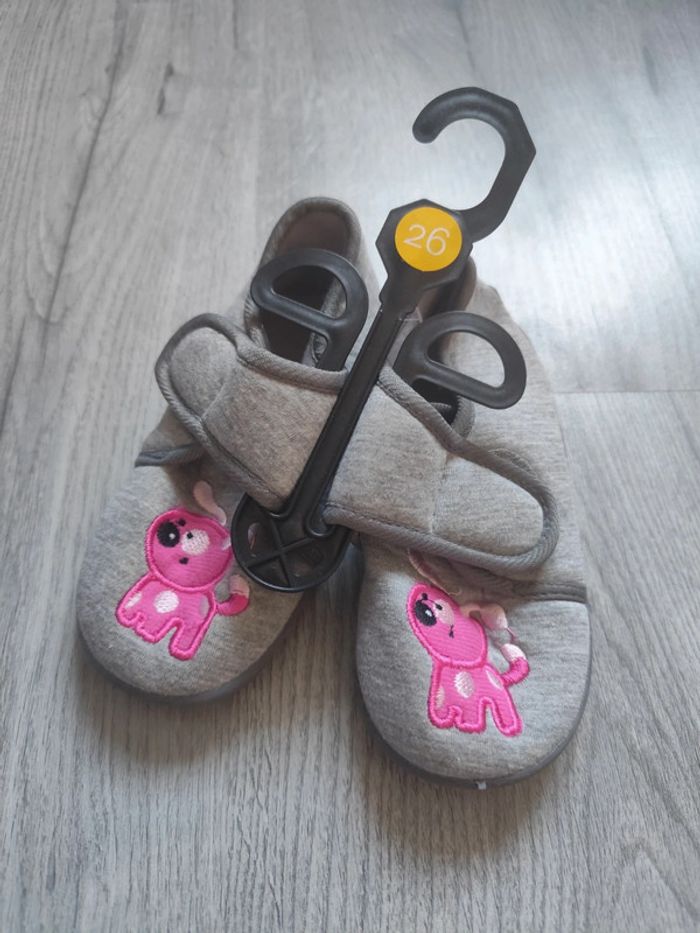 Chaussons Pointure 26 chiens roses - photo numéro 2