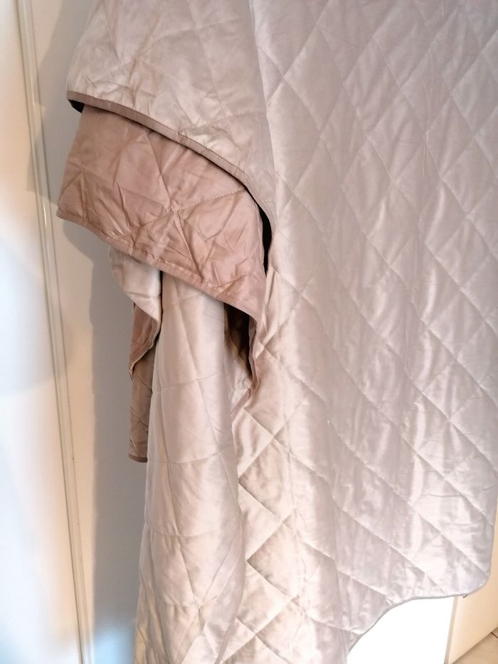 Grand couvre lit 2.60 x 2.50 velours beige doublé avec passepoil. Ikea. - photo numéro 4