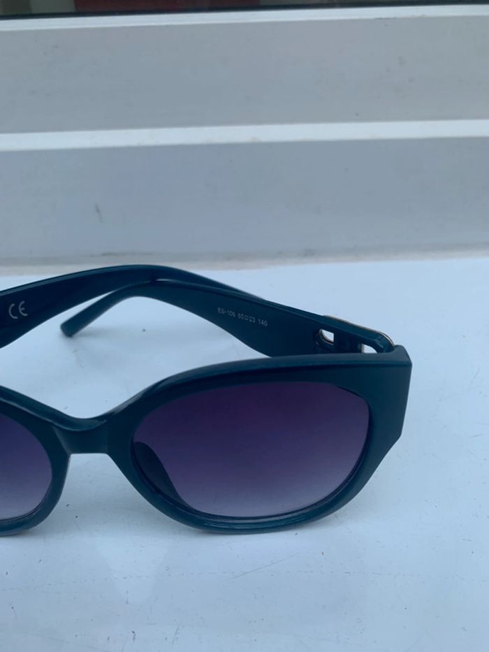 Lunettes Soleil bleu 🍭🍭 - photo numéro 2