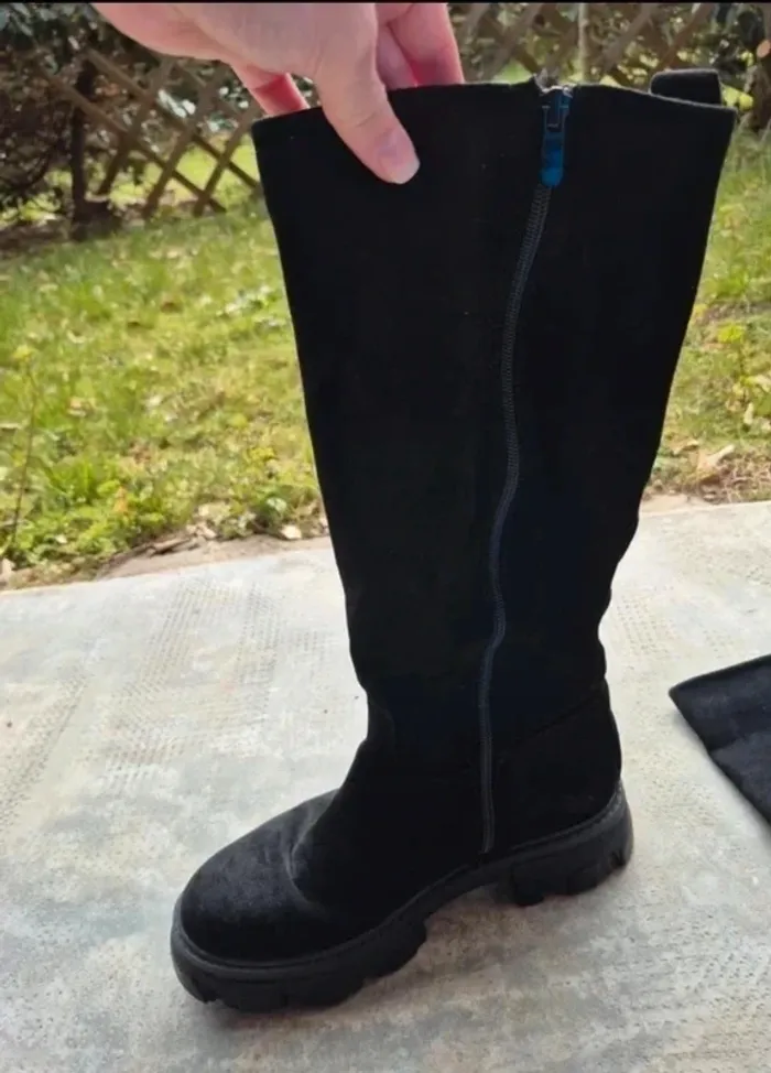 Bottes longues noir en suédine avec talon à semelles crantées - photo numéro 2