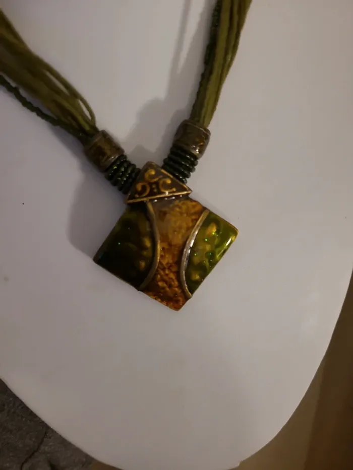 Collier vert kaki - photo numéro 2
