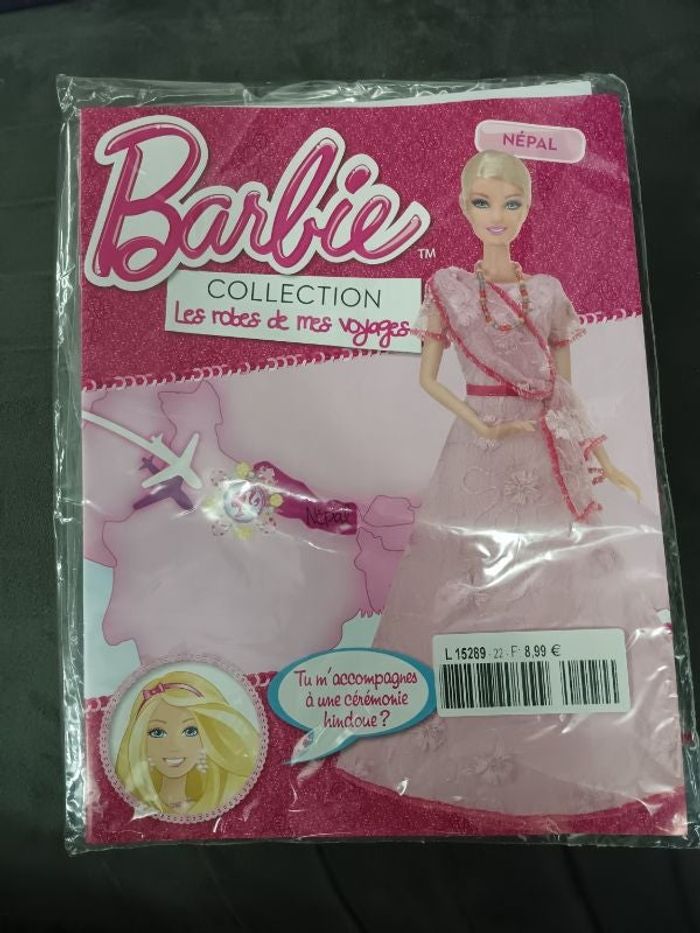 Robe de mes voyages barbie et livre neuf .